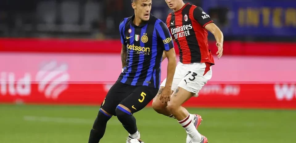 Deux joueurs en compétition lors d'un match de football