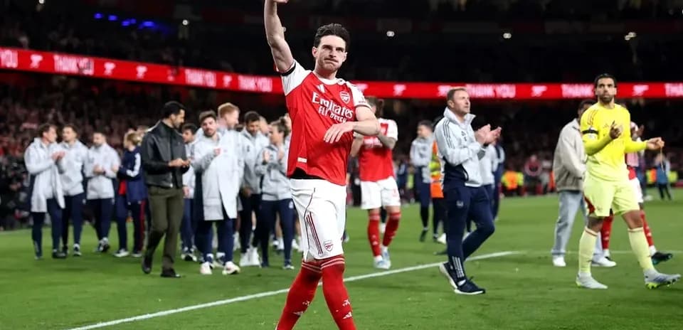 Joueur d'Arsenal saluant les supporters après le match