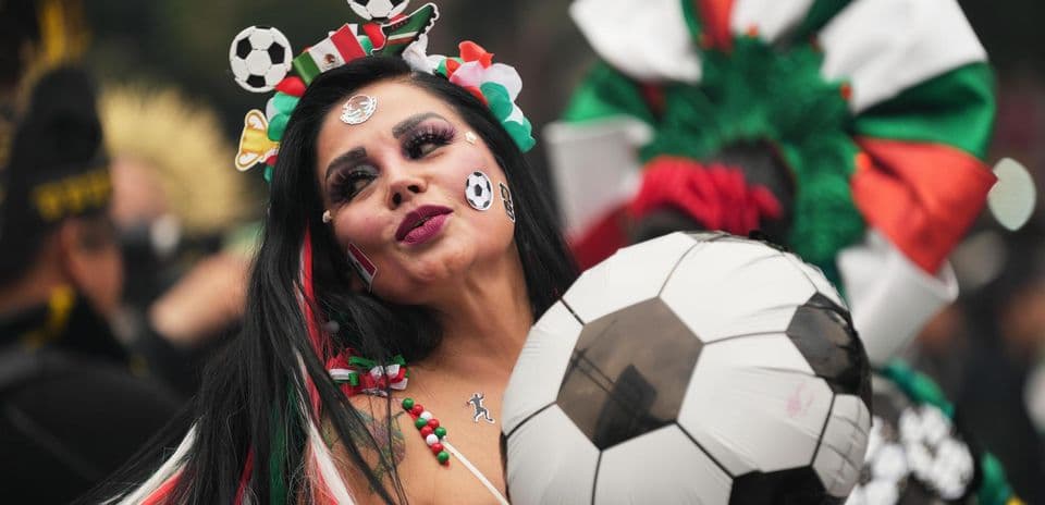 Femme avec un ballon de football lors de la fête