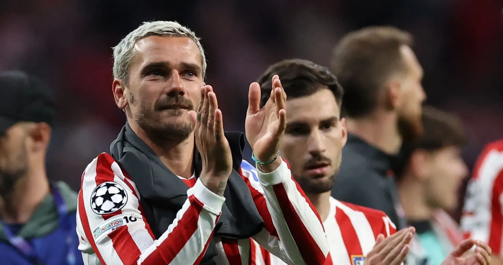 Joueur applaudissant avec coéquipiers après un match