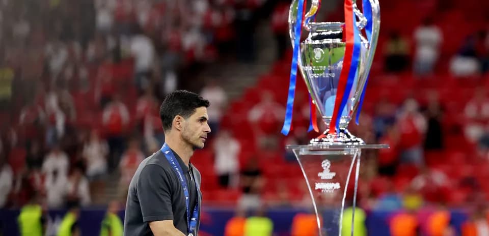 Entraîneur près du trophée de la Ligue des champions