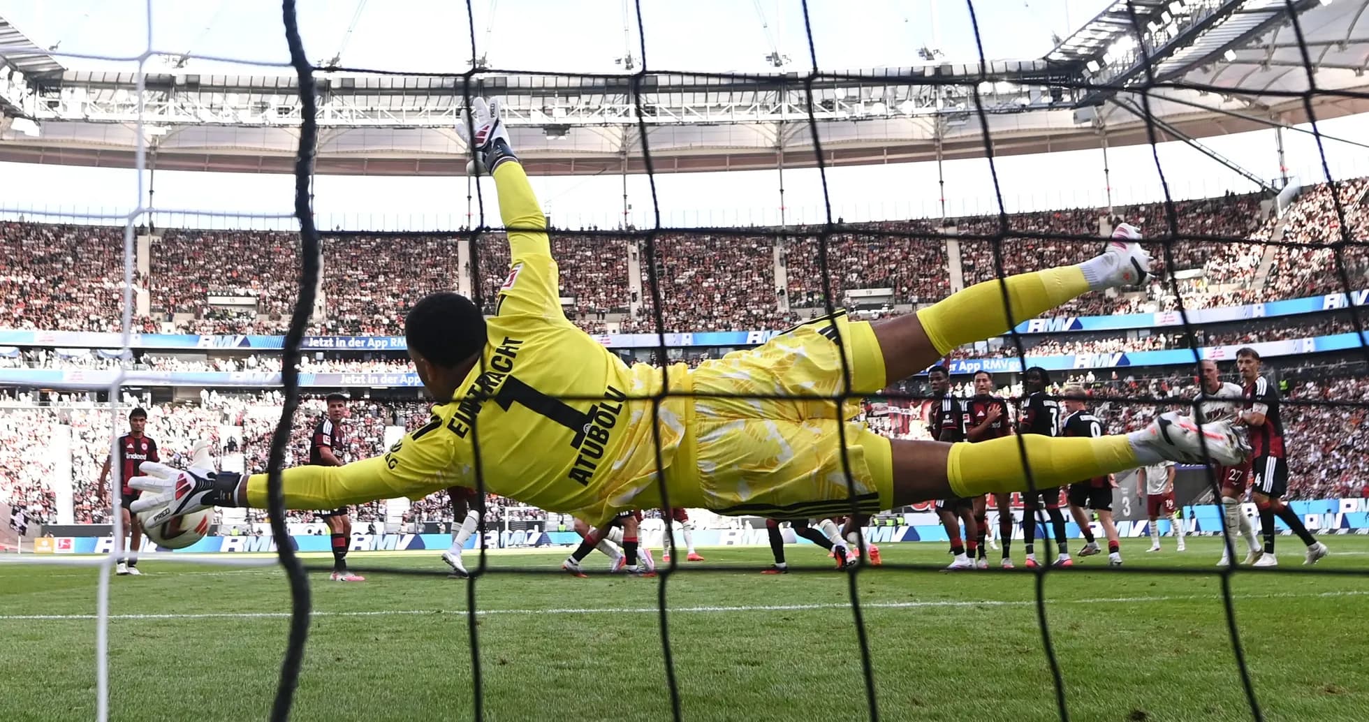 Gardien plongeant pour arrêter un penalty au stade