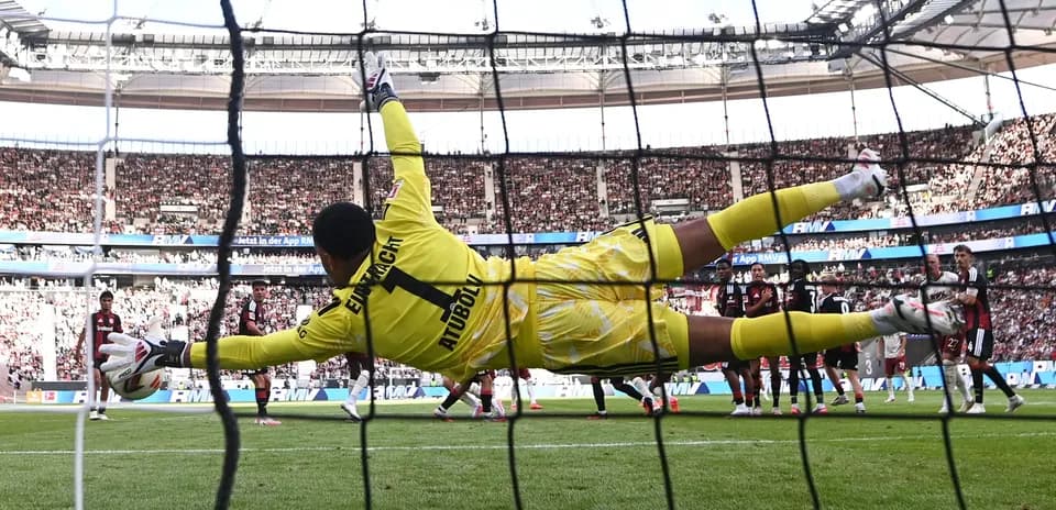 Gardien plongeant pour arrêter un penalty au stade