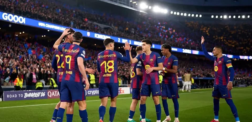 Joueurs du FC Barcelone célébrant un but au stade