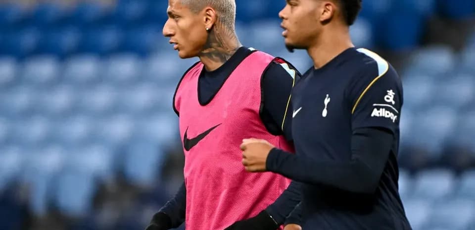 Deux joueurs de Tottenham s'échauffent avant le match
