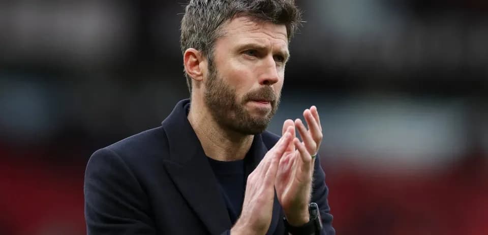 Entraîneur applaudissant sur le terrain de football