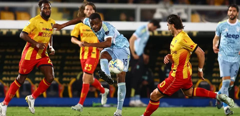 Un joueur de Lecce dribble un joueur de la Juventus