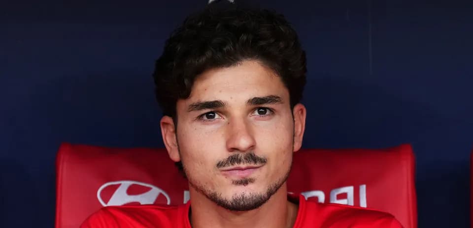 Joueur assis sur le banc de touche, regard sérieux