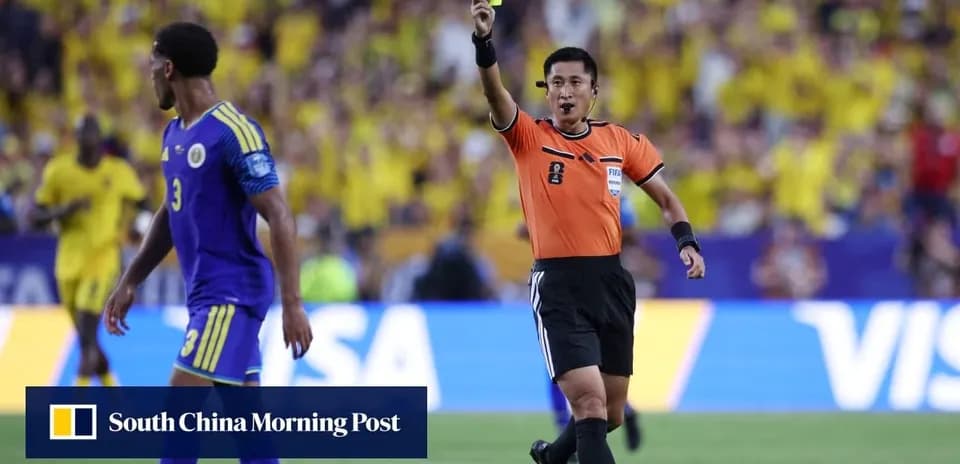 Arbitre montrant un carton jaune à un joueur