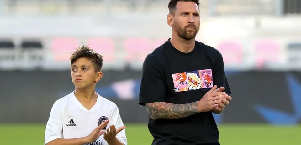 Lionel Messi et un enfant applaudissant ensemble