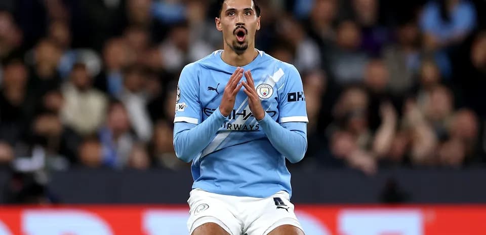 Joueur de Manchester City priant sur le terrain