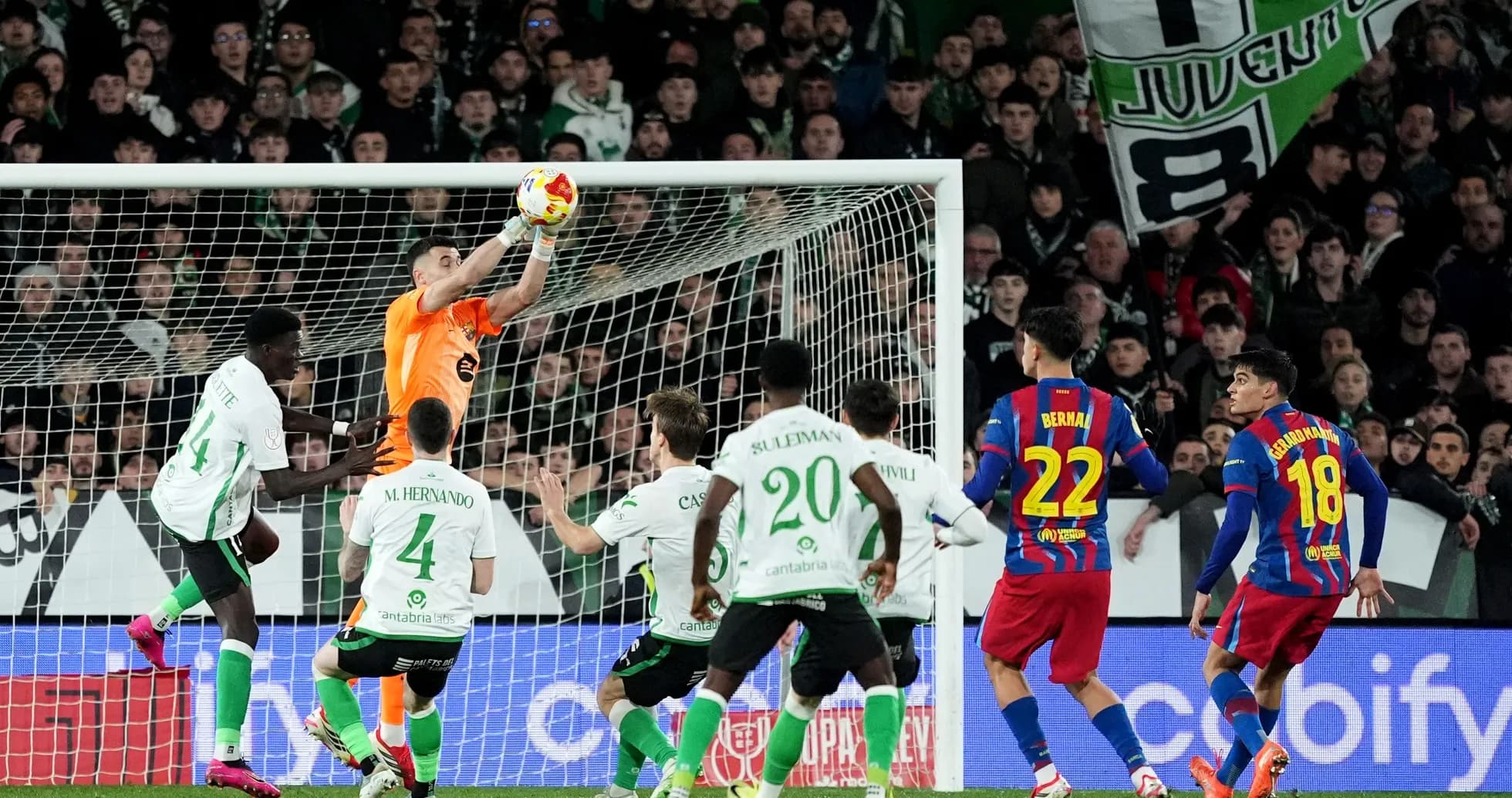 Gardien attrapant le ballon dans la zone de but