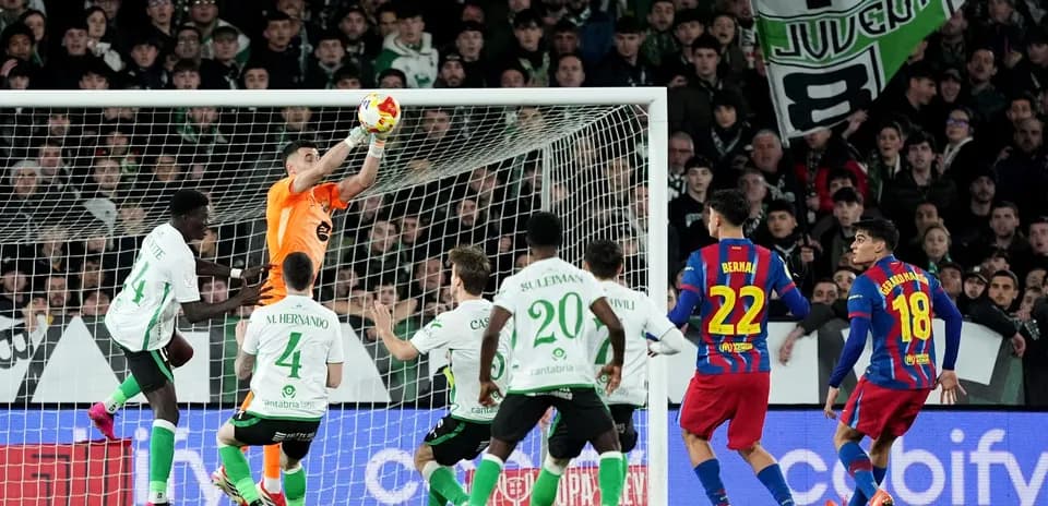 Gardien attrapant le ballon dans la zone de but