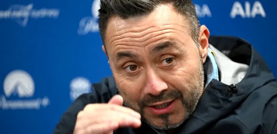 Entraîneur parlant lors d'une conférence de presse