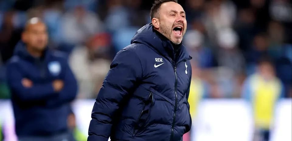 Entraîneur de Tottenham donnant des instructions sur le terrain