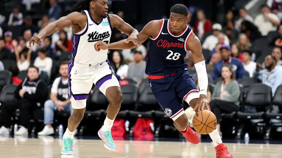 Joueur des Clippers dribblant le ballon, poursuivi par un Kings