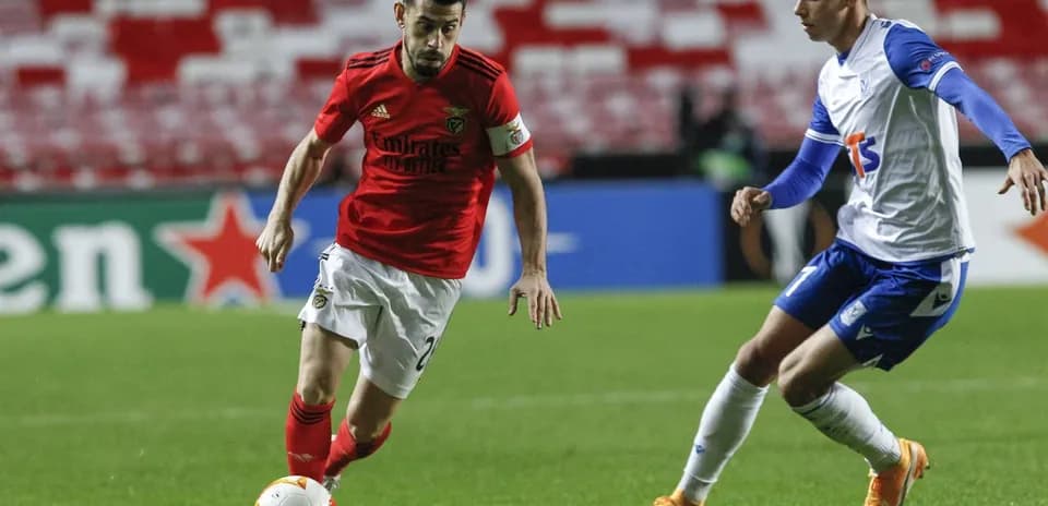 Joueur de Benfica dribblant contre Lech Poznan