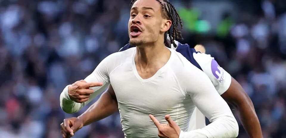 Joueur célébrant un but avec des gestes expressifs