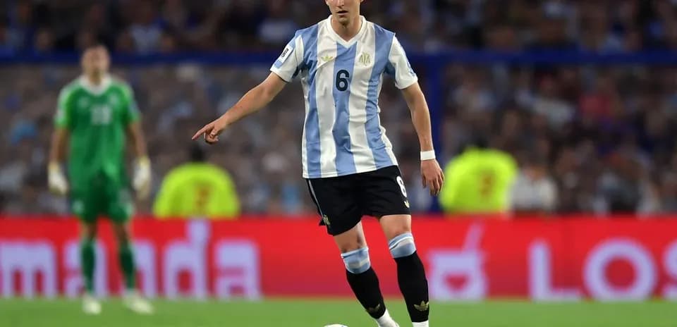 Joueur argentin avec le numéro 6 sur le terrain