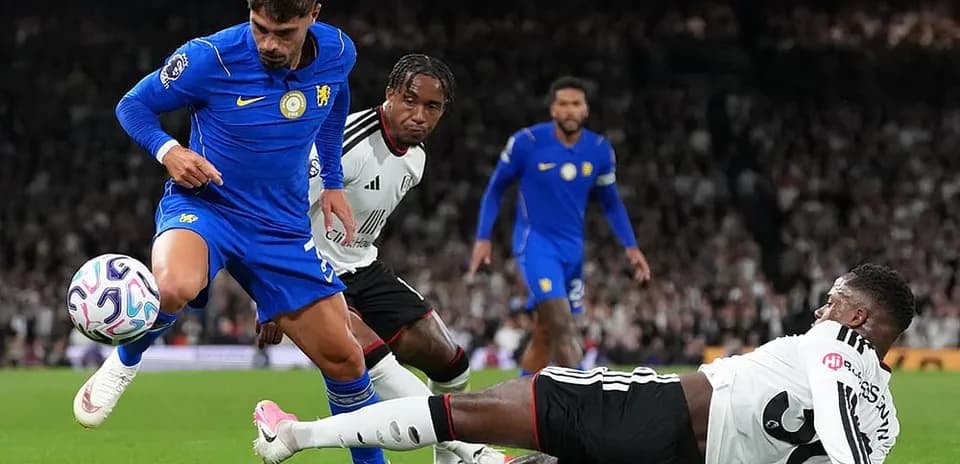 Un joueur de Chelsea dribble un adversaire de Fulham