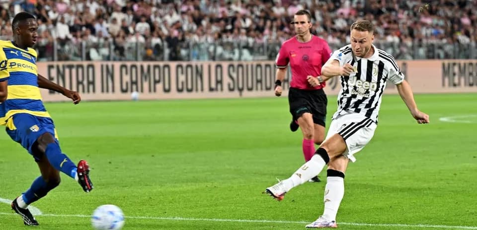 Joueur de la Juventus tirant au but contre Parme