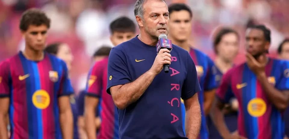 Entraîneur parlant lors d'un événement avec joueurs de Barça
