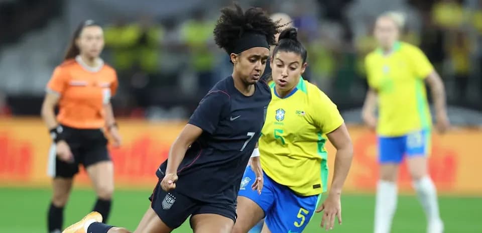 Joueuses américaines et brésiliennes en action sur le terrain