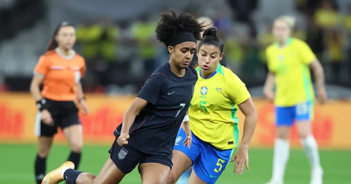 Joueuses américaines et brésiliennes en action sur le terrain