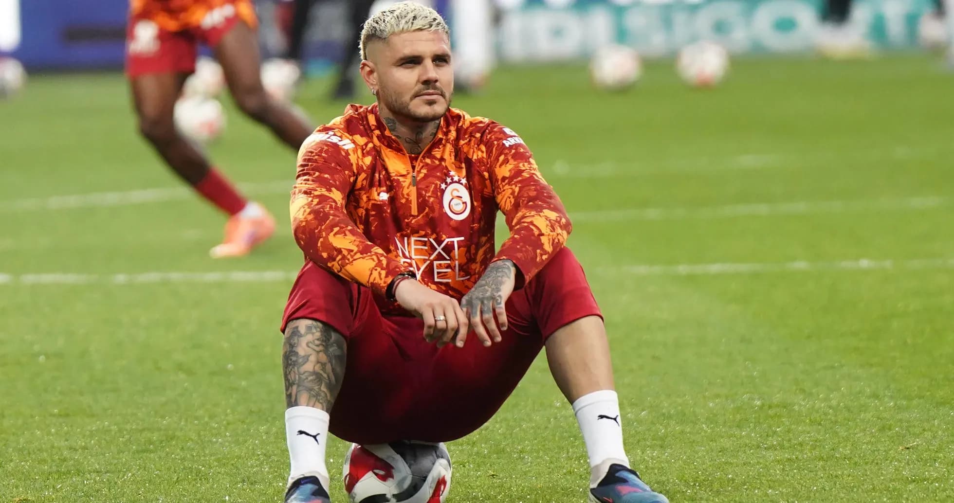 Joueur de Galatasaray s'asseyant sur un ballon
