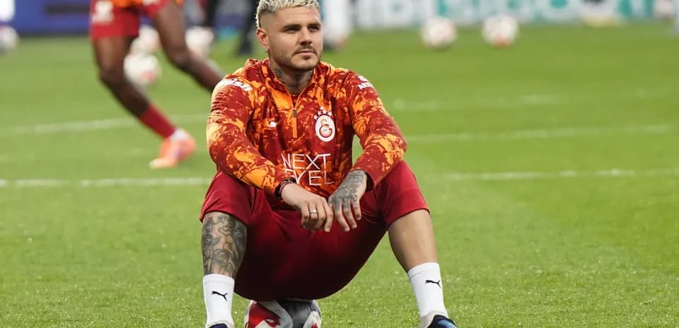Joueur de Galatasaray s'asseyant sur un ballon