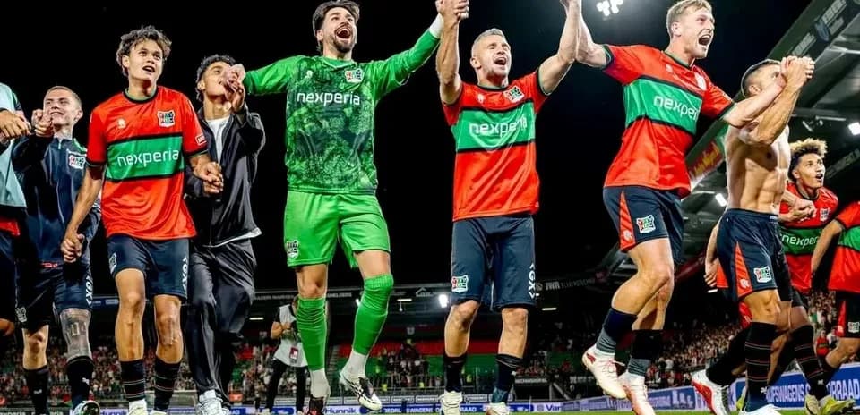 Joueurs célébrant une victoire en Ligue des champions