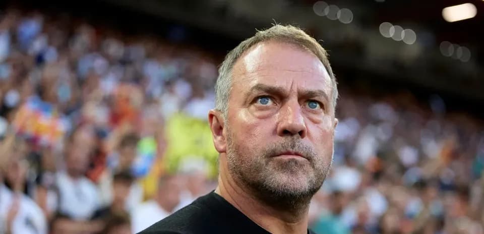 Entraîneur observant le match depuis les tribunes