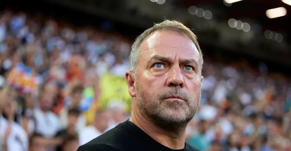 Entraîneur observant le match depuis les tribunes