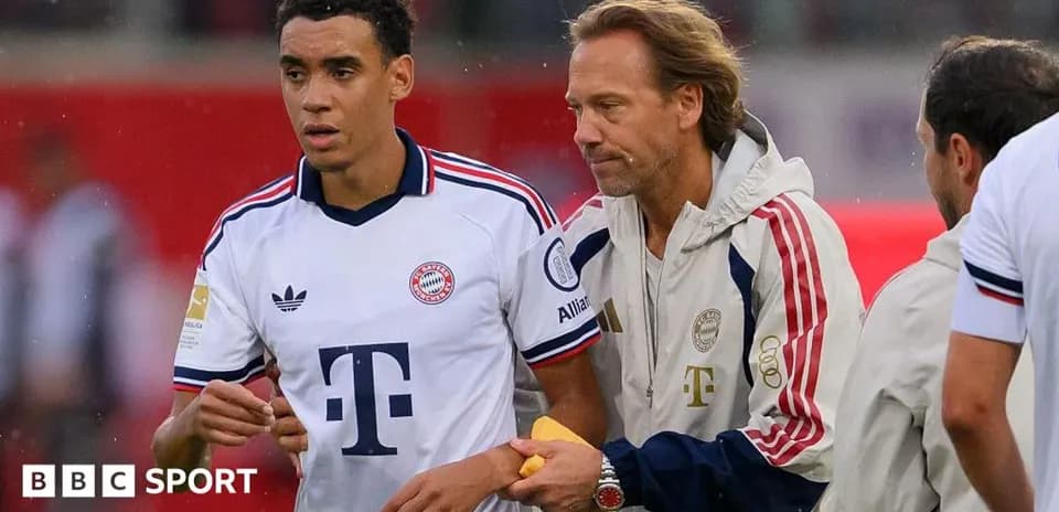 Joueur de Bayern Munich avec entraîneur sur le terrain