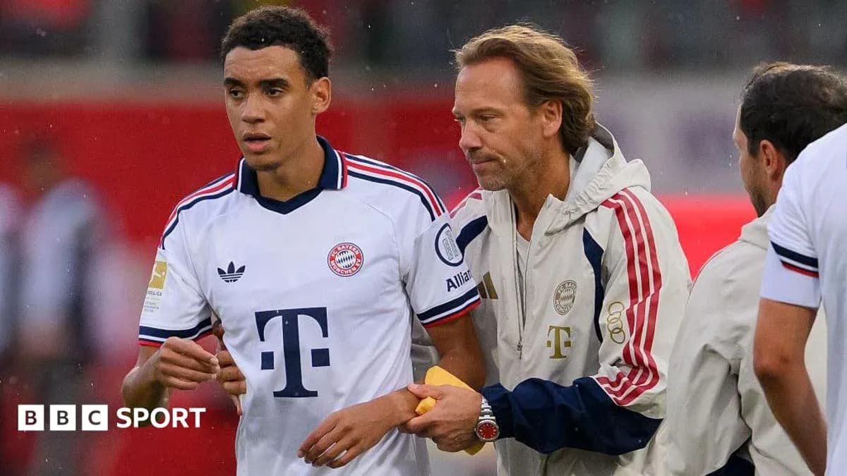 Joueur de Bayern Munich avec entraîneur sur le terrain