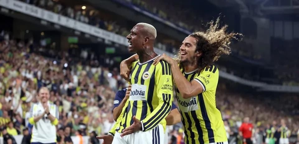Joueurs de Fenerbahçe célébrant un but