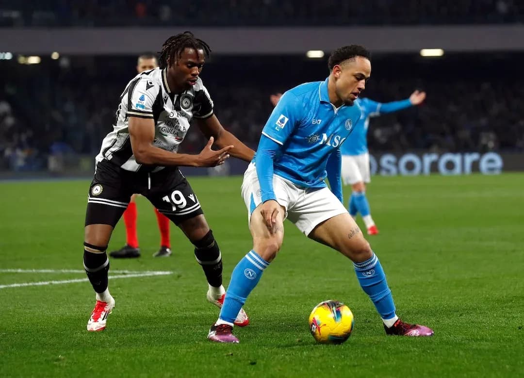 Un joueur de Naples face à un joueur d'Udinese
