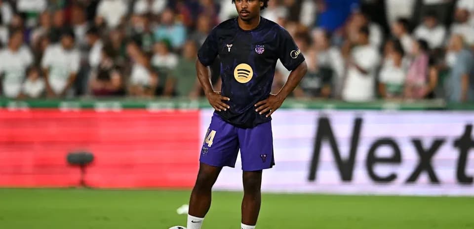 Joueur en position de tir avec ballon sur terrain