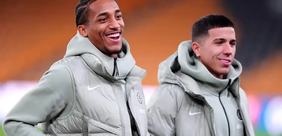 Deux joueurs souriant en tenue d'entraînement