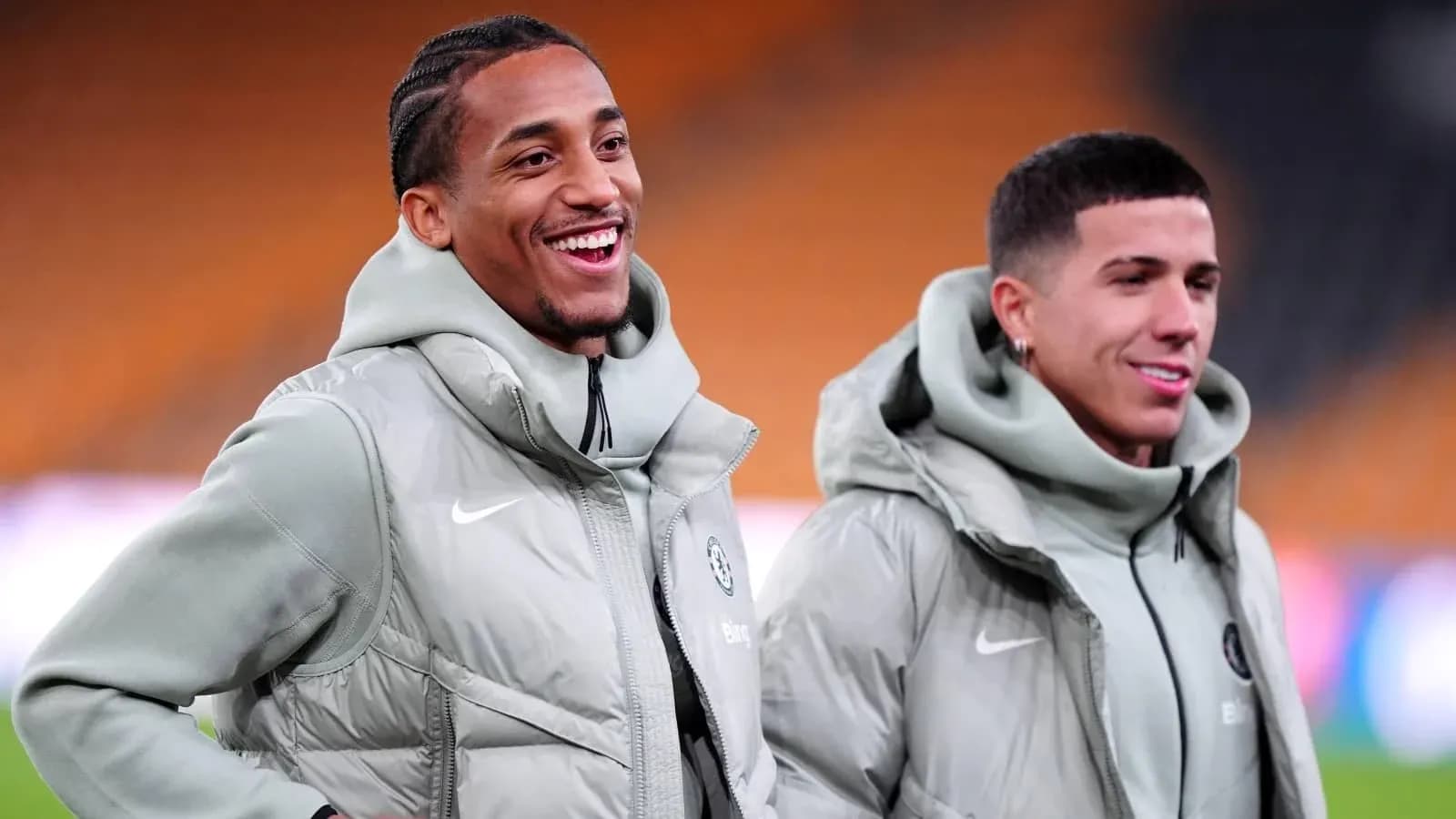 Deux joueurs souriant en tenue d'entraînement