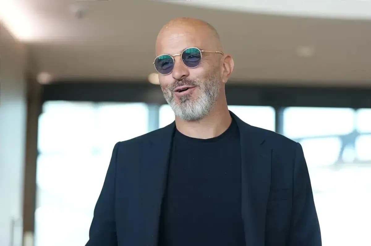 Homme avec lunettes de soleil souriant dans un hall