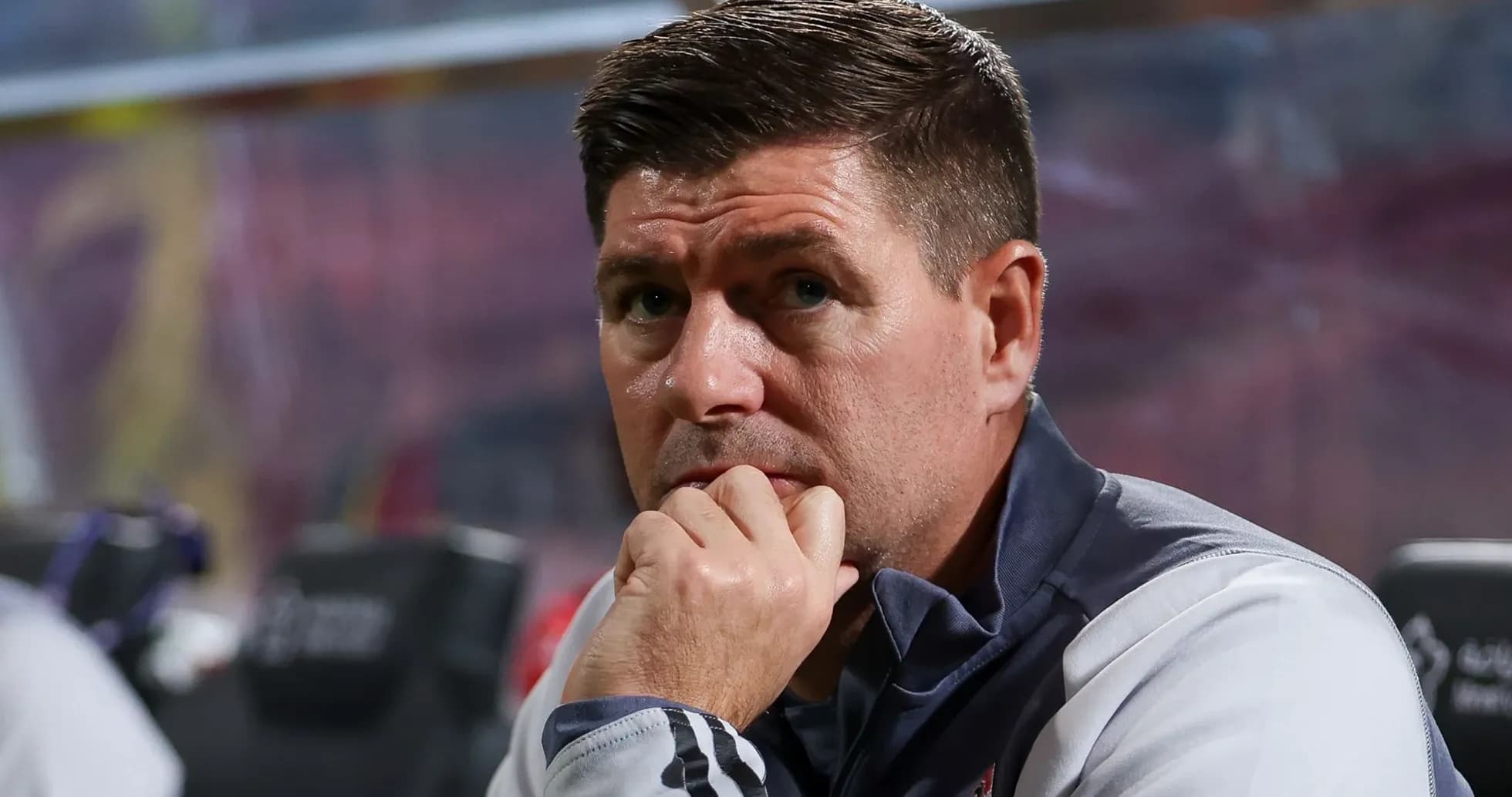 Entraîneur observant le match depuis le banc