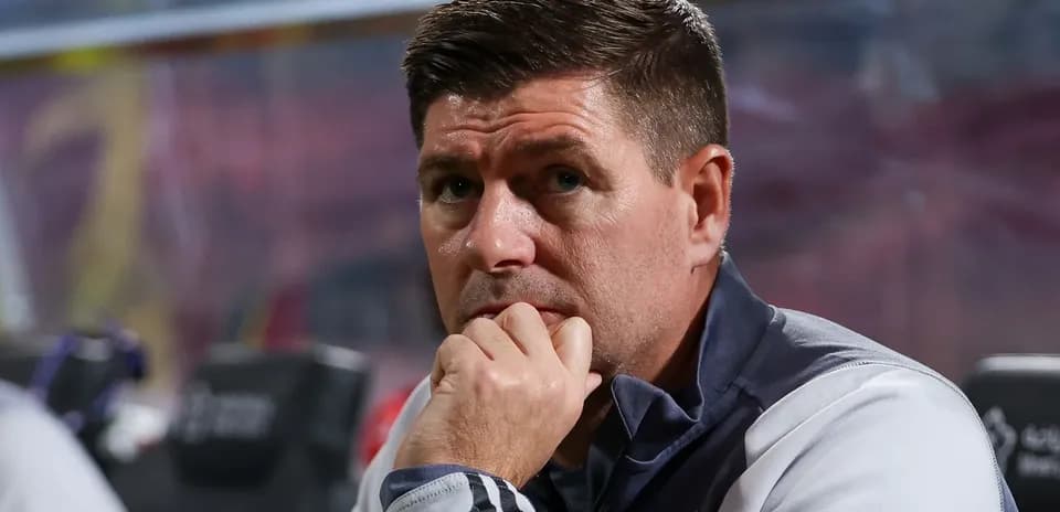 Entraîneur observant le match depuis le banc