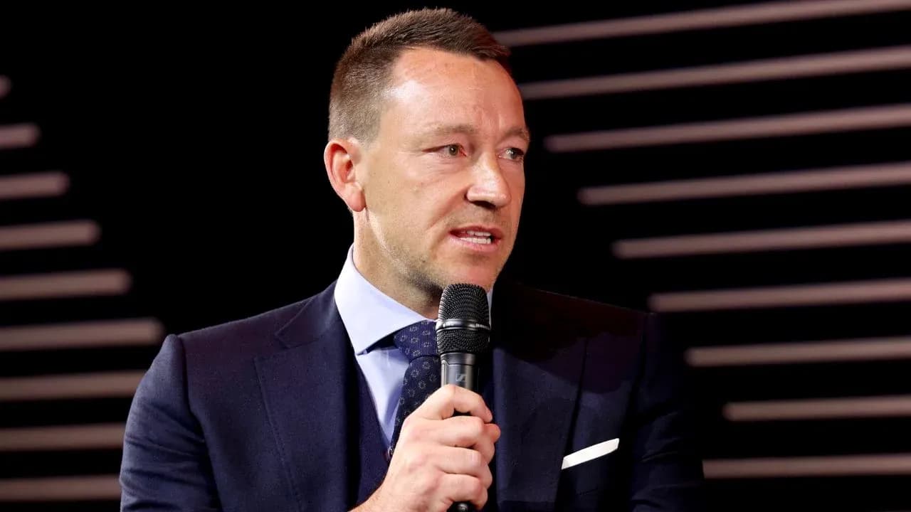 Person s'exprimant avec un microphone lors d'un événement