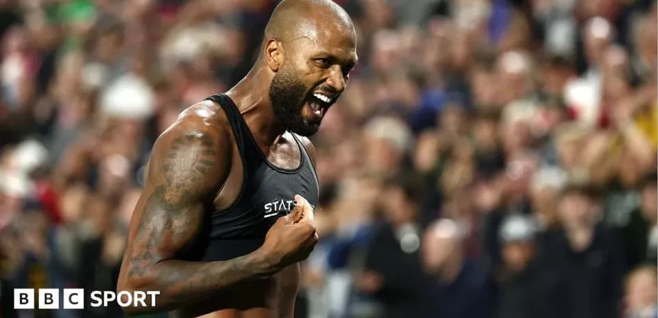 Joueur célébrant une victoire devant des supporters