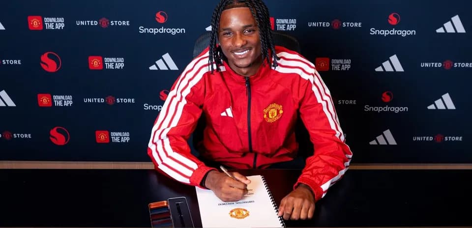 Joueur signant un contrat avec Manchester United