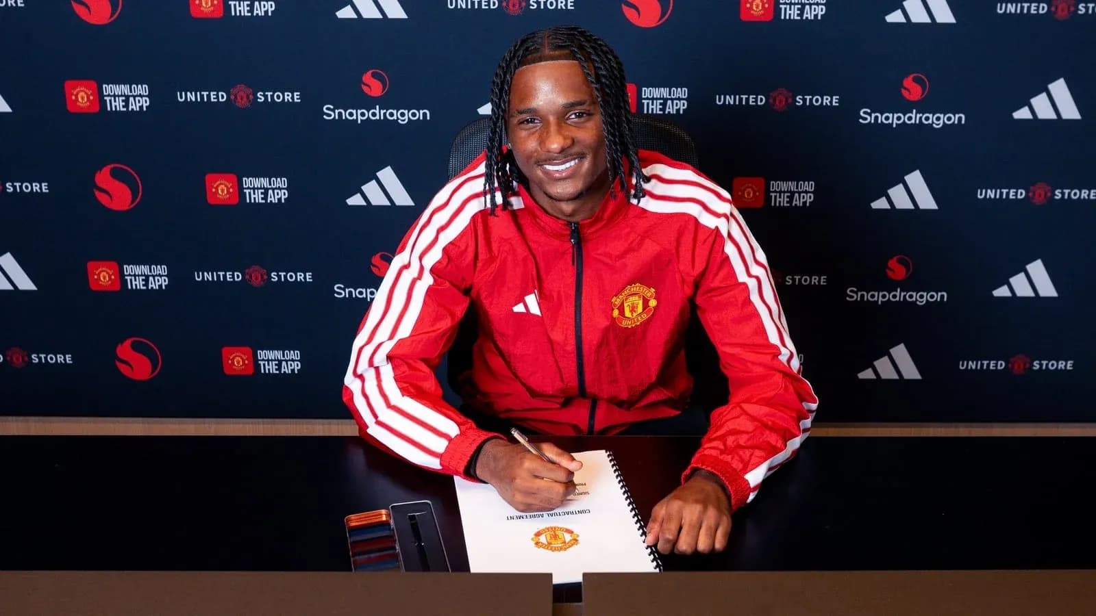 Joueur signant un contrat avec Manchester United