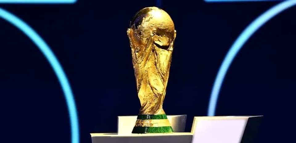 Trophée de la Coupe du Monde sur un podium