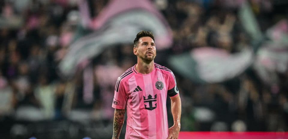 Joueur de l'Inter Miami en maillot rose sur le terrain
