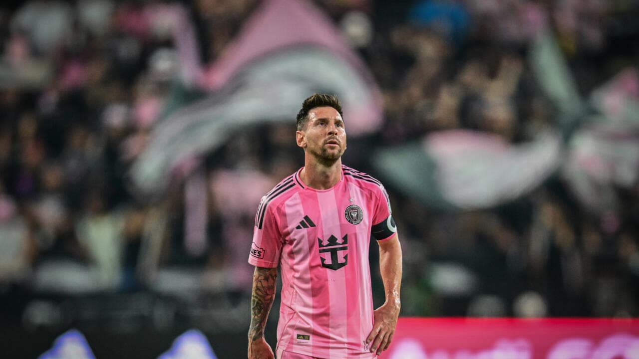 Joueur de l'Inter Miami en maillot rose sur le terrain